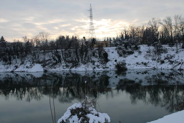 冬は湖と雪に囲まれた美しい風景 — ストック写真