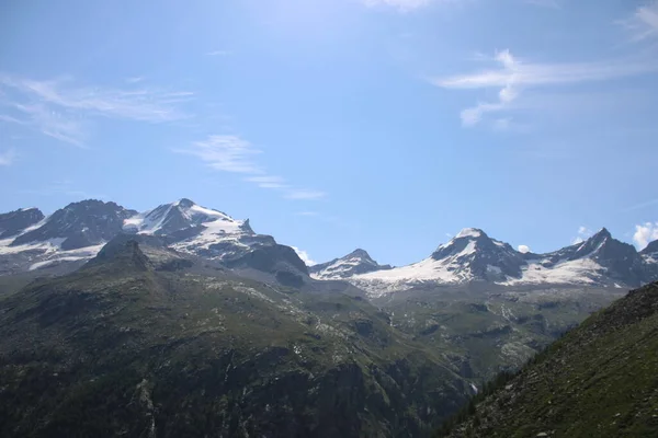 Prachtig Landschap Met Besneeuwde Bergen Achtergrond — Stockfoto