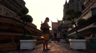 Turist adam yola Budda tapınakta