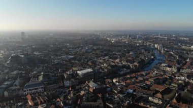 Amsterdam Hollanda 'nın gündüz hava manzarası. Eski dans evleri, Amstel nehri, köprüleri olan kanallar, Avrupa 'nın eski manzarası.