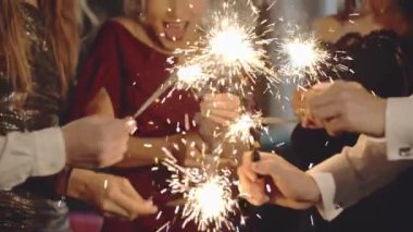 El ele tutuşup el sallayan maytaplar. Doğum günü partisinde beyaz ve Asyalı genç kızın portreleri. Mutlu arkadaşlar birlikte vakit geçirir, bayramı kutlar, gülümser ve gülerler..