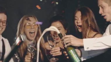 Partideki arkadaşlar yeni yılı ya da Noel 'i kutluyorlar, alkol, şampanya ya da köpüklü şarap açıyorlar, bardağa döküyorlar, gülümsüyorlar ve gülüyorlar. Mutlu hipster Noel arifesinde birlikte vakit geçiriyor..