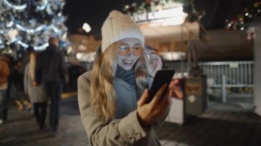 Noel zamanı internetten alışveriş yapan güzel bir kadın. İnternetten alışveriş, Noel, tatil, tatil konsepti. RED kamera, 10 bit klonlama