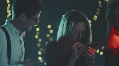 Şık elbiseli güzel sarışın kız evi temizliyor ve partiden sonra yerleri dikişle yıkıyor. Arkadaşlarla eğlendikten sonra çöpleri tek başına temizleyen genç bir kadın. Tatilden ya da kutlamadan sonraki sonuçlar.