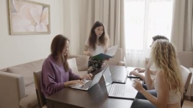 Genç Asyalı bayan takım liderini motive etti ve çeşitli meslektaşlarıyla fikirler üretti. Mutlu çok ırklı iş adamları ofiste birlikte çalışmaktan zevk alıyor..