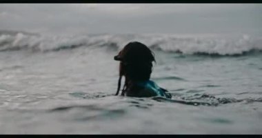 Fırtınalı denizde yorgun kadın triatlon yüzücüsü. Spor konsepti. Çekimler RED 4K, 10 bit renk.