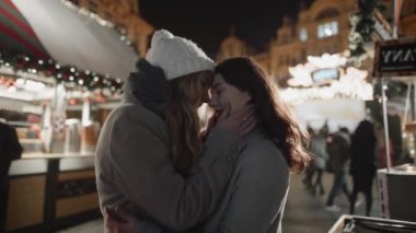 İki bayan arkadaş arasındaki duygusal anın portresi. Noel 'i dışarıda birlikte kutluyorlar. Kızlar neredeyse öpüşüyor, çok yakınlar, harika vakit geçiriyorlar. Lezbiyen çift