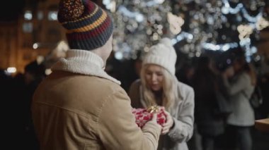 Noel 'de dışarıda kız arkadaşına hediye veren adam. Gençler tatil sezonunu şehir dışında geçiriyorlar, harika vakit geçiriyorlar, sevgi ve dostluk gösteriyorlar..