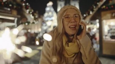 Avrupa 'nın merkezindeki panayırın yakınında ışık ve kıvılcımlarla çevrili güzel bir kız telefonda konuşuyor. Genç sarışın kadın Prag 'dan arkadaşlarını Noel' le kutluyor..