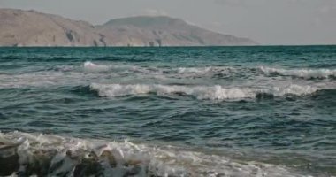 Soğuk kuzey denizinin karanlık, kasvetli dalgaları. Antarktika 'ya Kuzey Kutbu seyahati. Su yüzeyinde dalgalanan dalgalar. Özel belgesel görüntüleri Norveç 'e yapılan bilimsel araştırma sırasında Kızıl Kamera' yı çekti.