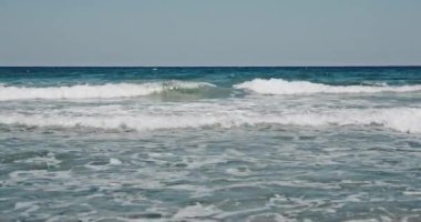 Soğuk kuzey denizinin karanlık, kasvetli dalgaları. Antarktika 'ya Kuzey Kutbu seyahati. Su yüzeyinde dalgalanan dalgalar. Özel belgesel görüntüleri Norveç 'e yapılan bilimsel araştırma sırasında Kızıl Kamera' yı çekti.