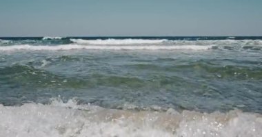 Soğuk kuzey denizinin karanlık, kasvetli dalgaları. Antarktika 'ya Kuzey Kutbu seyahati. Su yüzeyinde dalgalanan dalgalar. Özel belgesel görüntüleri Norveç 'e yapılan bilimsel araştırma sırasında Kızıl Kamera' yı çekti.