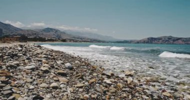 Soğuk kuzey denizinin karanlık, kasvetli dalgaları. Antarktika 'ya Kuzey Kutbu seyahati. Su yüzeyinde dalgalanan dalgalar. Özel belgesel görüntüleri Norveç 'e yapılan bilimsel araştırma sırasında Kızıl Kamera' yı çekti.