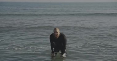 Mutlu çift suda birlikte oynuyor, su sıçratıyor ve sarılıyor. Serbest dalış, bir insanın nefesini tutarak deniz suyuna daldığı bir spordur. Sualtı dalgıçlığının ekstrem bir türü