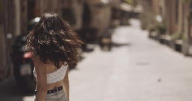 Karnında yara izi olan Asyalı mutlu kadın kameraya gülümsüyor. Vücut pozitif konsept. Çekimler RED 4k, 10 bit renk.