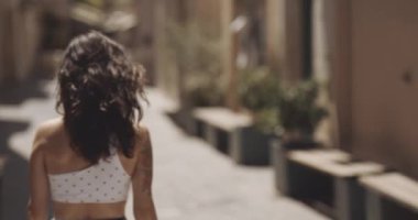 Karnında yara izi olan Asyalı mutlu kadın kameraya gülümsüyor. Vücut pozitif konsept. Çekimler RED 4k, 10 bit renk.