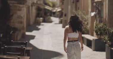 Karnında yara izi olan Asyalı mutlu kadın kameraya gülümsüyor. Vücut pozitif konsept. Çekimler RED 4k, 10 bit renk.