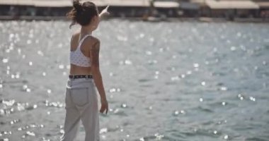 Karnında yara izi olan Asyalı mutlu kadın kameraya gülümsüyor. Vücut pozitif konsept. Çekimler RED 4k, 10 bit renk.