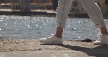 Karnında yara izi olan Asyalı mutlu kadın kameraya gülümsüyor. Vücut pozitif konsept. Çekimler RED 4k, 10 bit renk.