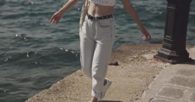 Karnında yara izi olan Asyalı mutlu kadın kameraya gülümsüyor. Vücut pozitif konsept. Çekimler RED 4k, 10 bit renk.