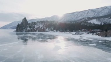 Donmuş Baykal Gölü, hava manzaralı. Pürüzsüz buzla güzel bir kış manzarası. Rusya 'nın ünlü doğal simgesi. Derin çatlakları olan mavi şeffaf buz, donmuş bir göl manzarası..