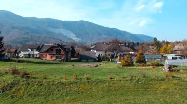 İsviçre 'nin Bernese Dağları' ndaki geleneksel bir Walser köyü olan Murren 'in insansız hava aracı görüntüleri. Uzakta dağları olan evler ve oteller