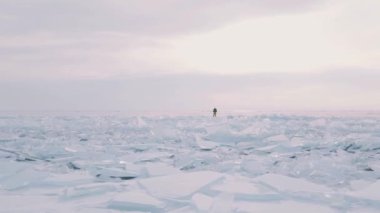 Donmuş Baykal Gölü, hava manzaralı. Pürüzsüz buzla güzel bir kış manzarası. Rusya 'nın ünlü doğal simgesi. Derin çatlakları olan mavi şeffaf buz, donmuş bir göl manzarası..