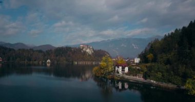 Yaz tatili izolasyonu. Puslu günbatımında Bled Gölü 'nde teknede oturan şapkalı romantik kadın. Seyahat macerası sırasında rahatlayan bir kızın arka görüntüsü. Özgürlük, deneyim, gezi konsepti.
