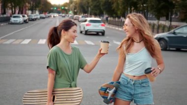Açık hava yaz partisinde iki moda hippi kız, Avrupa sokaklarında gün ışığında kaykay yapan güzel genç arkadaşlar kahkaha atıp kahve içiyorlar. Yaşam tarzı, bağbozumu, arkadaşlık kavramı