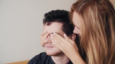 Müstakbel ebeveynler bebek bekliyor. Mutlu genç kız sevgilisine pozitif hamilelik testiyle sürpriz yapıyor. Aşk kavramı, aile, ilişki. Hamileliğin neşesi. Heyecanlı çift, geleceğin çocuğunu bekliyor..