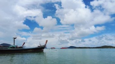 Uzun kuyruklu balıkçı tekneleri kıyıda duruyor, Phuket 'in güney kıyısında tropikal manzaralar.