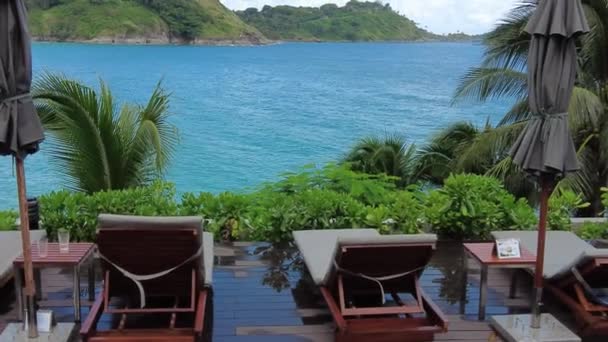 Salões Chaise Espreguiçadeiras Fundo Mar Tropical Azul Costa Sul Phuket — Vídeo de Stock
