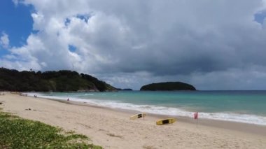 Sandy Naiharn plajı, Phuket 'in güneyinde, Tayland' ın güneyinde insanların olmadığı bir sahil.