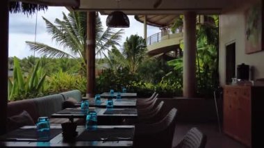 Kıyı kafesinde misafirler için bir masa, bir kafede misafir bekleyen bir masa.