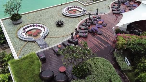普吉南部一家豪华酒店的屋顶上 俯瞰大海的游泳池区域的空中景观 — 图库视频影像