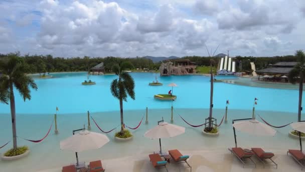 亚洲水上公园内有蓝色水的巨大游泳区 是普吉水上公园的所在地 — 图库视频影像
