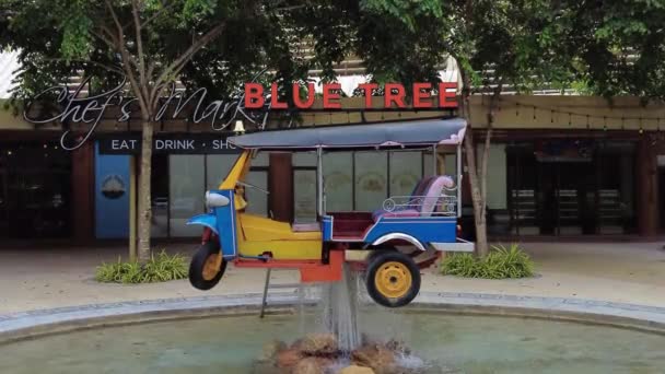 Stilisierter Tuk Tuk Brunnen Eingang Zum Wasserpark Phuket Tuk Tuk — Stockvideo