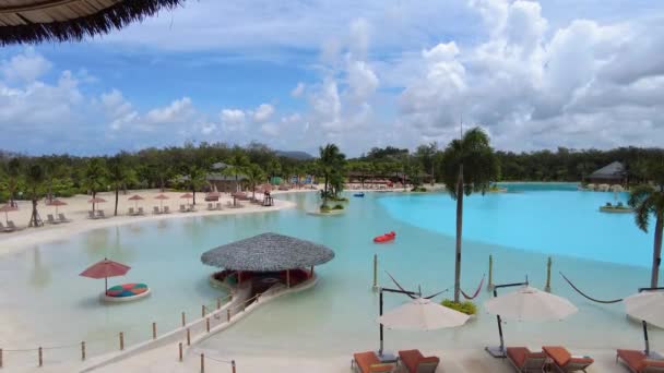 Relaxation Area Pool Umbrellas Sunbeds Water Park Slides Deep Pools — Stock Video