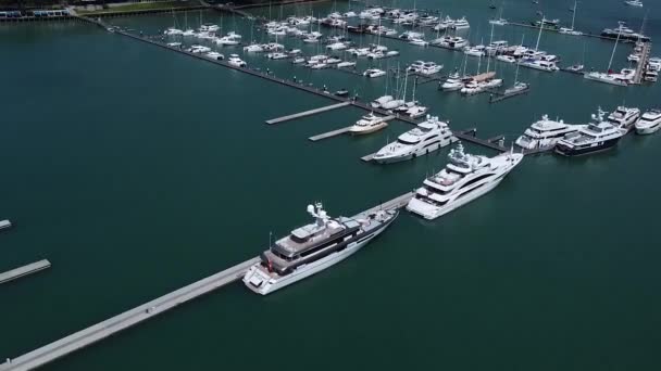 Luxe Motorjachten Een Jachthaven Drone Uitzicht Dure Motorjachten Een Jachtclub — Stockvideo