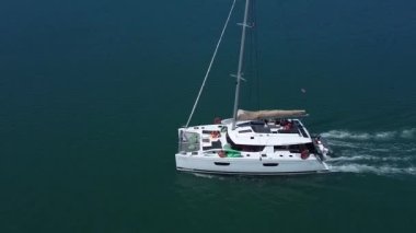 Yelkenli yatı denizde gider, yelkenli katamaranın en üstteki manzarası denizde ilerlerken