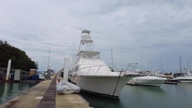 Balık tutmak için pahalı bir tekne, yat kulübünde motorlu tekne.