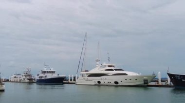 Yat marinasının iskelesinde lüks yatlar, Asya 'daki yat kulübünde motorlu yatlar.