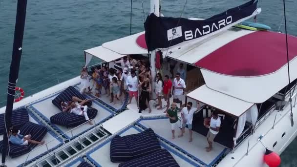 Festa Uno Yacht Vela Festa Catamarano Vela Persone Che Ballano — Video Stock