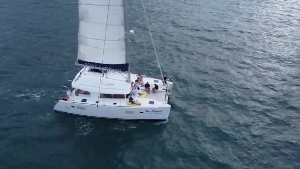 在热带地区的海面上航行的游艇上的游客 无人驾驶飞机看到的是在海里扬帆航行的双桅帆船 — 图库视频影像