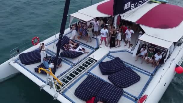 Fiesta Yate Vela Fiesta Catamarán Vela Gente Bailando Barco Mientras — Vídeo de stock