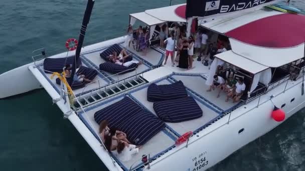 Вечеринка Парусной Яхте Вечеринка Парусном Катамаране Люди Танцуют Борту Яхты — стоковое видео