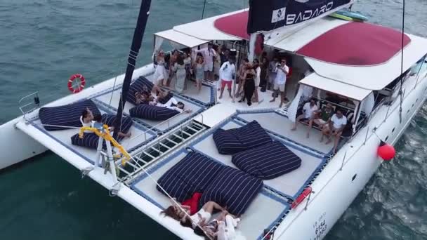 Festa Uno Yacht Vela Festa Catamarano Vela Persone Che Ballano — Video Stock