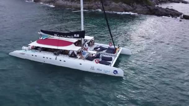 Feest Een Zeilcatamaran Mensen Hebben Plezier Hebben Een Goede Tijd — Stockvideo