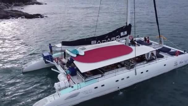 Ett Nöje Segling Katamaran Går Havet Segelbåt Med Turister Ombord — Stockvideo