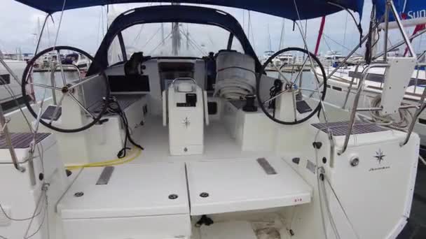 驾驶舱的斯特恩和游艇码头上帆船的舵手 — 图库视频影像